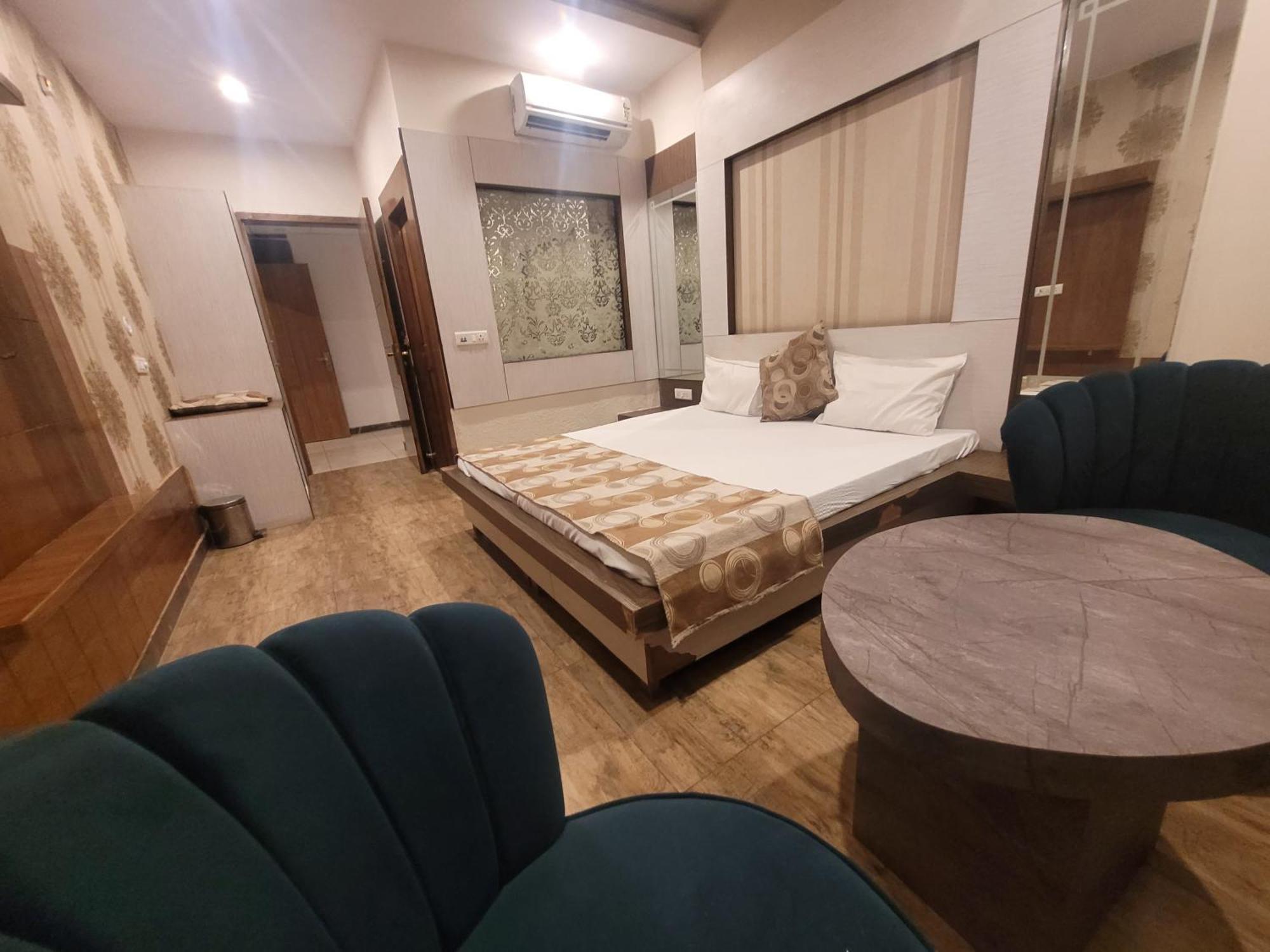 The Aura Grand Hotel & Banquet - A Unit Of Sitara Kollection Hotels Rohtak ภายนอก รูปภาพ
