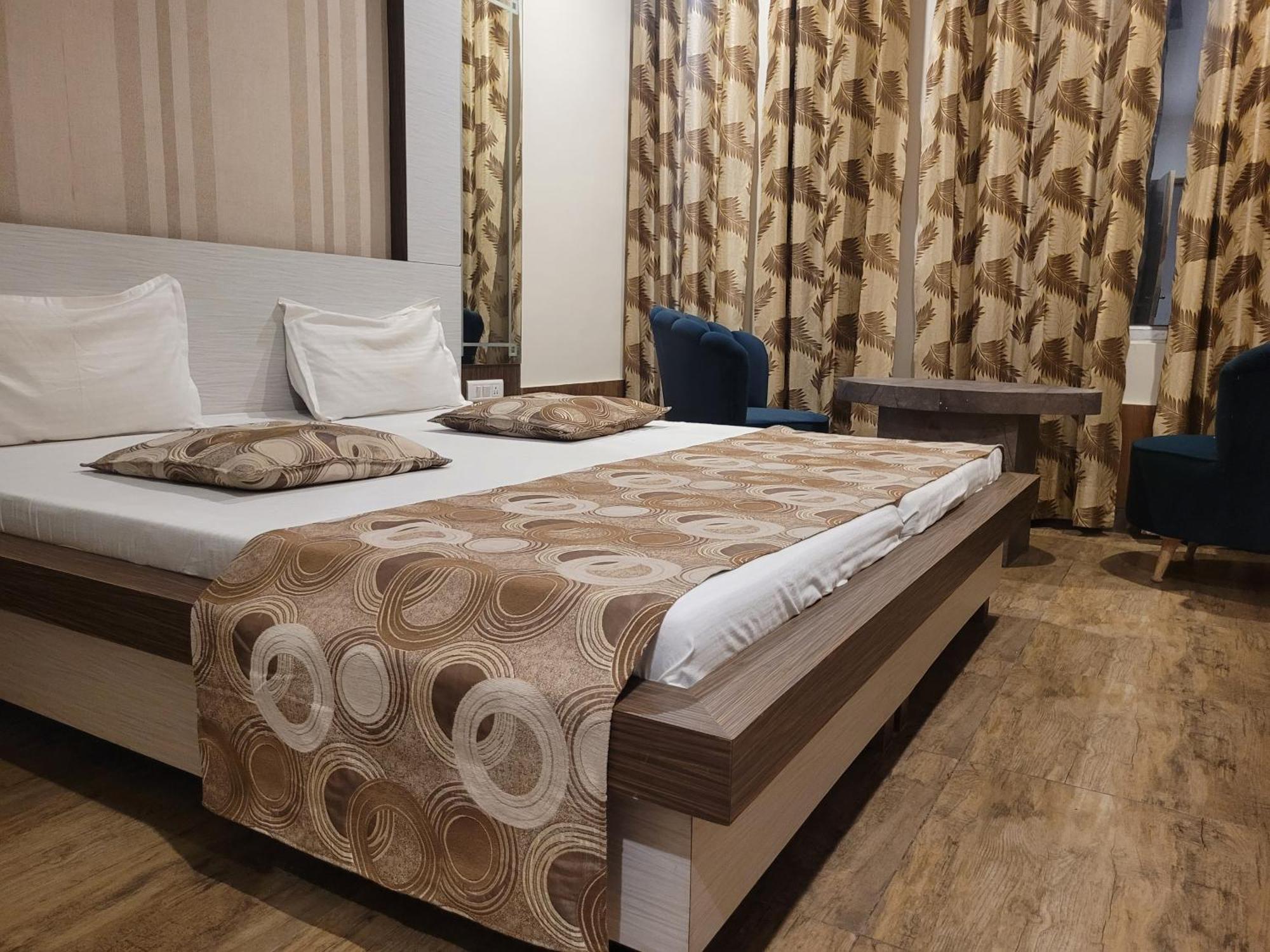 The Aura Grand Hotel & Banquet - A Unit Of Sitara Kollection Hotels Rohtak ภายนอก รูปภาพ